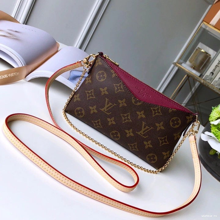WIS CHANELUTCH Louis PALLAS Vuitton 0102